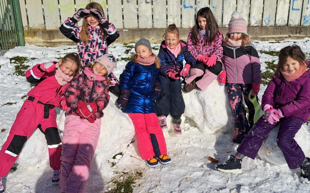 Prvošolci uživali na snegu