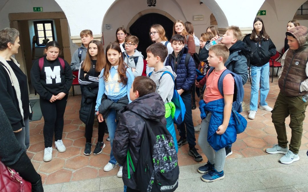 Šestošolci v objemu starih zidov Velenjskega gradu